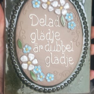 Op de afbeelding: Een set van drie keramische mokken met een gespikkelde, matte afwerking. Elke mok heeft een andere kleur: lichtblauw, crème en grijs. De mokken hebben een eenvoudig, modern ontwerp met een afgeronde vorm en een oor.
