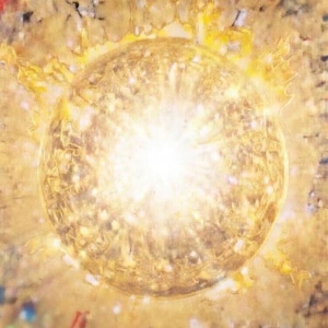 以下が含まれることがあります： 明るい黄金色の光を放つ抽象絵画。テクスチャのある絵画風のスタイル。天体のテーマで、背景には人物やカラフルなアクセントが描かれています。アーティストのサインが右下にあります。