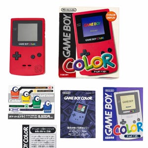 Puede incluir: Una colección de consolas de juegos portátiles Game Boy Color y sus embalajes. Las consolas son rojas, y los embalajes presentan el logotipo de Game Boy Color y texto japonés. La imagen incluye una consola con pantalla a color.