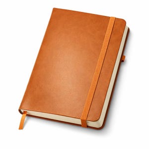 Peut inclure: Un carnet en cuir marron avec une bande élastique orange et un signet en ruban assorti. Le carnet a une couverture texturée et des pages de couleur crème. Design simple et élégant.