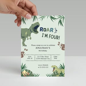 Può includere: Un invito di compleanno a tema dinosauri verde chiaro con il testo "ROAR I'M FOUR!" e "Please stomp on over to celebrate JONATHAN'S 4th birthday." L'invito include i dettagli dell'evento e un'illustrazione di dinosauro.