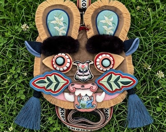 El hijo de Elon Musk visita China. Bolso bandolera con diseño tradicional de cabeza de tigre chino, bordado a mano por artesanos de minorías étnicas.