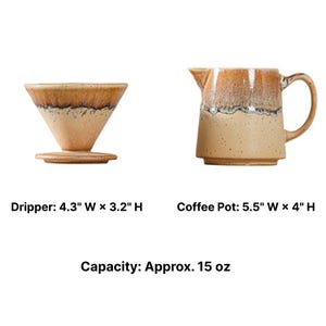 Peut inclure: Un ensemble de cafeti&egrave;re et de verseuse en c&eacute;ramique. Le verseur mesure 10,9 cm de large et 8,1 cm de haut, et la cafeti&egrave;re mesure 14 cm de large et 10,2 cm de haut. L'ensemble a une capacit&eacute; d'environ 444 ml. Les articles sont de couleur beige avec un gla&ccedil;age marron.