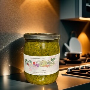 Könnte beinhalten: Ein klares Glasgefäß gefüllt mit einer dicken grünen Gemüsepaste, verschlossen mit einem silbernen Metalldeckel. Das weiße Etikett zeigt eine Aquarellillustration verschiedener Gemüsesorten sowie den Text Gemüsebrühe (pastös), 500ml und Zutaen 100% Besser als Bio.