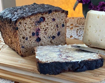 Pane svedese a lievitazione naturale con mirtilli selvatici e malto, circa 800 g. Pane artigianale in pagnotta, segale integrale. Dessert. Ricetta rustica gourmet.