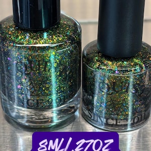 Könnte beinhalten: Zwei transparente Nagellackflaschen mit schwarzen Kappen. Der Lack ist dunkelgrün mit schillerndem Glitzer. Auf den Flaschen steht "MINI WINNIE SANDERSON OH LOOK, ANOTHER GLORIOUS MORNING..." und "SML/.27OZ BY LACQUISTRY."