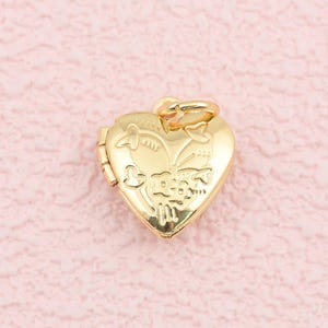 Bezauberndes Medaillon aus 18-karätigem Gold mit elegantem Schmetterlingsmotiv und floraler Oberfläche für personalisierte Halsketten. Maße: 14 x 15 mm