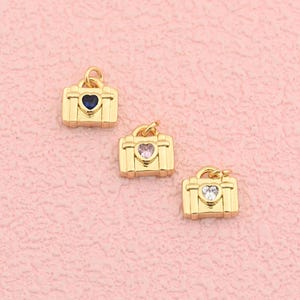 Pingente de câmera delicado com moldura banhada a ouro 18K e detalhe de zircônia em formato de coração para criar colares criativos. 10 x 10 mm