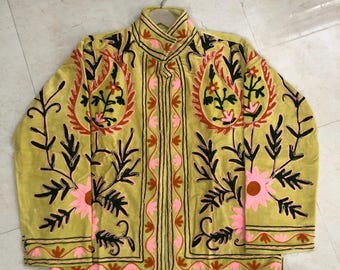Żółty, haftowany kwiatowy płaszcz boho, aksamitna kurtka w kwiaty i etniczny wzór | Wyrazisty strój festiwalowy | Wyjątkowy prezent dla niej