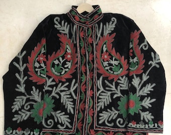 Jaqueta Kashmiri bordada à mão, casaco preto com estampa floral paisley, jaqueta étnica boho vintage para festivais, peça marcante feita à mão
