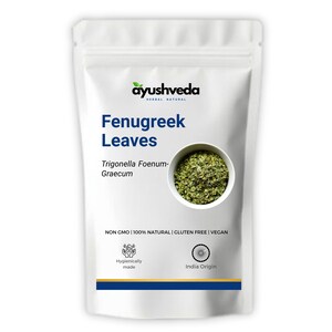 Pode incluir: Uma bolsa branca vertical contendo folhas de feno-grego secas, rotulada com a marca Ayushveda, o texto Fenugreek Leaves e o nome botânico Trigonella Foenum-Graecum. A embalagem apresenta ícones para não OGM, sem glúten e vegano.