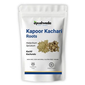 Op de afbeelding: Een witte stazak met Kapoor Kachari wortels, gelabeld met de merknaam ayushveda, de botanische naam Hedychium Spicatum en de termen Kachli en Kachuralu. De verpakking bevat de tekst NON GMO, 100% NATURAL, GLUTEN FREE, VEGAN.