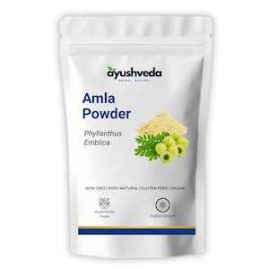 Puede incluir: Bolsa blanca de Amla Powder de Ayushveda. El paquete presenta el texto "Amla Powder" y "Phyllanthus Emblica". La imagen incluye un montón de polvo, bayas verdes y una ramita de hojas. La parte inferior de la bolsa tiene una franja azul.