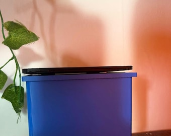 Duży pojemnik na brudne pąki z funkcjonalnymi kółkami i kółkami