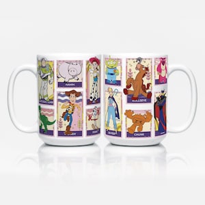 Può includere: Due tazze in ceramica bianca con una griglia di illustrazioni colorate dei personaggi di Toy Story. Ogni personaggio è incorniciato in un riquadro rettangolare con il nome stampato sotto, tra cui Buzz Lightyear, Hamm, Jessie, Rex, Woody, Forky, Bo Peep, Bullseye, Chunk, Lotso e Zurg.