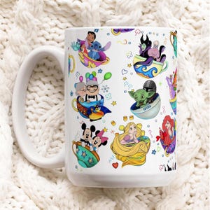 Puede incluir: Taza de cerámica blanca con ilustraciones coloridas de personajes de Disney en tazas de té. Los personajes incluyen a Stitch, Mickey y Minnie Mouse, Rapunzel y otros. La taza tiene un asa grande y está sobre un fondo blanco texturizado.