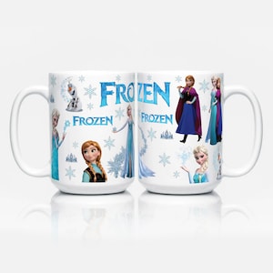 Può includere: Tazza in ceramica bianca con personaggi e la parola "FROZEN" in blu. La tazza presenta immagini di Elsa, Anna, Olaf e altri personaggi del film d'animazione, con dettagli di fiocchi di neve. Un regalo perfetto per i fan del film.