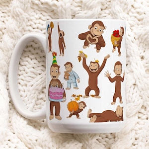 Pode incluir: Caneca de cerâmica branca com várias ilustrações de um macaco marrom em várias poses. O macaco é mostrado segurando um bolo de aniversário, uma abóbora e uma cesta de maçãs. A caneca tem uma alça branca grande.