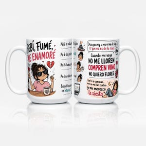 Op de afbeelding: Witte keramische mok met een humoristisch ontwerp. De mok bevat illustraties en tekst in het Spaans, waaronder zinnen als "Bebi, Fume, Me Enamore" en "No Me Lloren, Compren Vino". Een leuk, expressief cadeau.