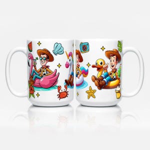 Op de afbeelding: Een witte keramische mok met een herhalende cartoonafbeelding van een cowboyfiguur met een bruine hoed, vest en blauwe spijkerbroek. Het personage is afgebeeld terwijl het ontspant op verschillende zwembanden, waaronder een roze flamingo en een gele eend.