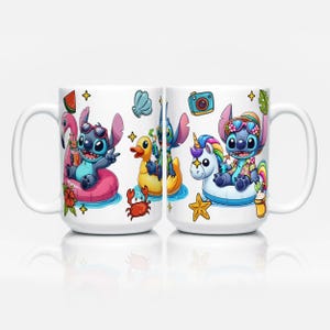 Op de afbeelding: Een witte keramische mok met een herhalende cartoonafbeelding van een blauw buitenaards personage in diverse zomerscènes. Het ontwerp toont het figuur op een roze flamingo-zwemband, een gele eend en een eenhoorn, omringd door tropische iconen.