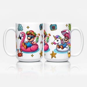 Op de afbeelding: Een witte keramische mok met een herhalende cartoonprint van een personage met een rode pet en blauwe tuinbroek, ontspannend op een roze flamingo-zwemband en een eenhoorn-zwemband, omringd door tropische iconen zoals een krab, zeester en camera.