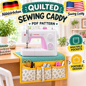 Op de afbeelding: Een witte en roze Singer naaimachine op een doorgestikte naaicaddy met een blauwgroene bovenkant en gele rand. De caddy heeft drie zakken met bloemenpatroon met scharen, pennen en tape, met de tekst Quilted Sewing Caddy PDF Pattern.