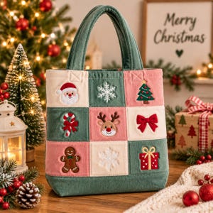 Puede incluir: Un bolso tote cuadrado de tela de pana con una cuadrícula de nueve parches bordados. Los parches muestran iconos festivos que incluyen a Santa Claus, copos de nieve, un árbol de Navidad, un bastón de caramelo, un reno, un lazo y un regalo.