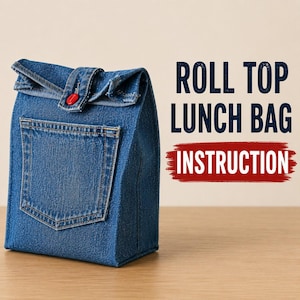 Op de afbeelding: Een blauwe denim lunchtas met oprolbare bovenkant, rode knoopsluiting en een achterzak. De tas is gemaakt van spijkerstof. De tekst op de afbeelding luidt "ROLL TOP LUNCH BAG INSTRUCTION".
