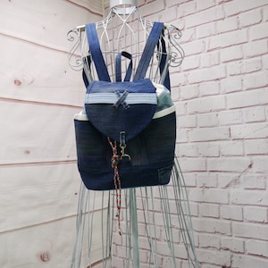 Upcycled Denim Rucksack, kleiner Rucksack, Designer-Rucksack, wieder Beutel, recycelter, zweckentfremdeter Denim, Regenbogen-Denim und Funfetti Tasche