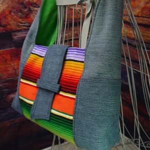 Bolso estilo hobo de manta mexicana colorida y jeans reutilizados, bolso de hombro reciclado, bolso de mezclilla, bolso colorido, bolso estilo hobo