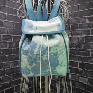Rucksack, Geldbörse Rucksack, Designer Geldbörse Rucksack, Upcycled Denim Rucksack, kleiner Rucksack, Denim Ruck Sack, Blauer Blumen-Denim-Rucksack
