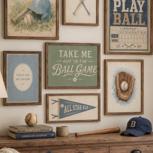 Peut inclure: Un mur de galerie composé de six impressions encadrées sur le thème du baseball, montrant des battes, un casque, un gant et des textes comme PLAY BALL, TAKE ME OUT TO THE BALL GAME, SMALL BAT BIG DREAMS et ALL STAR KID, au-dessus d'une console.