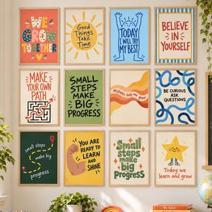 Può includere: Una collezione di dodici stampe da parete incorniciate con citazioni motivazionali e illustrazioni colorate, tra cui frasi come We Grow Together, Believe In Yourself e Small Steps Make Big Progress, disposte in una griglia.