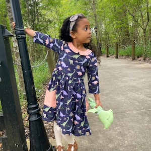 Robe dinosaure, robe Girly Dino, robe Dino enfant en bas âge, robe Dino filles, robe Dino bleu marine, robe de soirée dinosaure, vêtements dinosaure, DinoDress