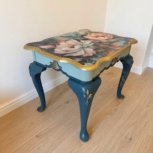 Table d'appoint de luxe maximaliste « Blue Botanica » | Feston sur mesure | Bordure dorée bleu marine, décor floral botanique en découpage