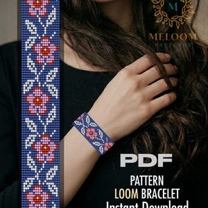Può includere: Un braccialetto blu con un motivo floreale di fiori rosa e rossi e foglie bianche. L'immagine mostra anche un motivo abbinato e il testo "PDF Pattern Loom Bracelet Instant Download".