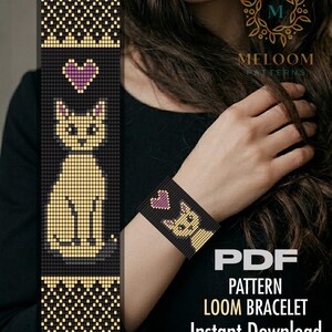 Könnte beinhalten: Ein PDF-Webarmbandmuster mit einem verpixelten Design einer gelben Katze, die unter einem lila Herz auf schwarzem Hintergrund sitzt, mit einem geometrischen Bordürenmuster oben und unten, dargestellt als digitale Datei zum Download.