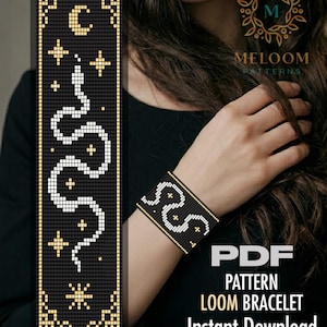 Pode incluir: Um padrão retangular de pulseira de tear com uma cobra branca serpenteando entre estrelas douradas e uma lua crescente num fundo preto. O design inclui bordas douradas decorativas. O texto diz PDF PATTERN LOOM BRACELET.