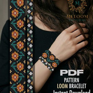 Könnte beinhalten: Ein gewebtes Perlenarmband mit einem Blumenmuster aus orangefarbenen, gelben und türkisfarbenen Blüten auf schwarzem Grund, neben einem schmaleren Band mit weißen und türkisfarbenen geometrischen Akzenten. Text: MELOOM PATTERNS PDF PATTERN LOOM BRACELET.