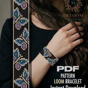 Op de afbeelding: Een patroon voor een geweven armband met een herhalend vlinderontwerp in blauwe, paarse en gouden tinten op een zwarte achtergrond. Het digitale bestand bevat de tekst MELOOM PATTERNS, PDF, PATTERN, LOOM BRACELET en Instant Download.