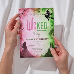Könnte beinhalten: Eine Party-Einladung mit einem rosa und grünen Aquarellhintergrund. Die Einladung lautet "WICKED Party" und enthält Details für Sophias 8. Geburtstag, mit einer Hexen-Silhouette und einer Schloss-Illustration.