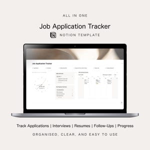 Op de afbeelding: Een witte keramische mok met een zwart handvat en de tekst "But First, Coffee" in een zwarte, handgeschreven lettertype. De mok staat op een wit oppervlak.