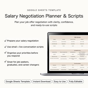 Puede incluir: Una computadora portátil muestra una plantilla de Google Sheets titulada "Salary Negotiation Planner & Scripts". La pantalla muestra una hoja de cálculo con campos de datos. El texto destaca características como la preparación para la negociación salarial. El texto incluye "Descarga instantánea" y "Totalmente editable."