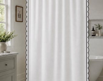 スカラップ＆ボーダー刺繍入りコットンシャワーカーテン（ボタンホール付き、1枚組）