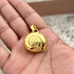 Vergulde schelphanger, minimalistische handgemaakte sieraden