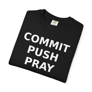 Camiseta Commit Push Pray / Camiseta divertida de humor para desarrolladores de Git