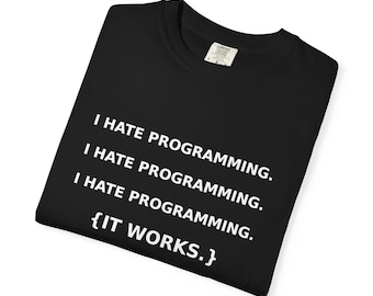 プログラミングは嫌いだけどプログラミングは大好き！Tシャツ｜面白い開発者Tシャツ