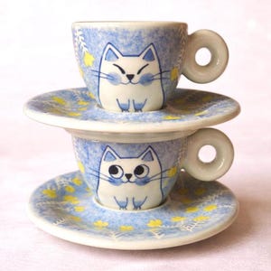 Taza y platillo de espresso con diseño de gato coreano pintados a mano / Juego de cerámica azul y blanca