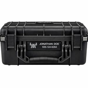 Può includere: Una tazza di ceramica bianca con manico nero e la scritta "But First, Coffee" in grassetto nero. La tazza è appoggiata su una superficie bianca.